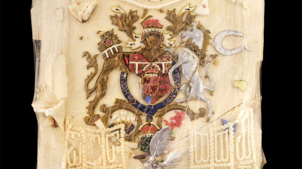 Một phần bánh cưới 40 tuổi được bảo vệ đến tận năm 2021.