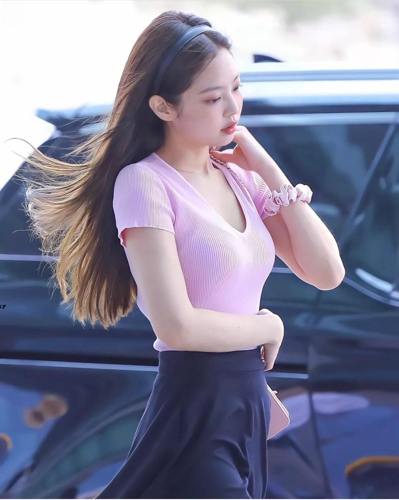 Trên đầu đã có băng đô nên cột tóc trên cổ tay chỉ là một dụng cụ hỗ trợ làm đẹp chứ không phải để tạo kiểu tóc. Trên đầu đã có băng đô nên cột tóc trên cổ tay chỉ là một dụng cụ hỗ trợ làm đẹp chứ không phải để tạo kiểu tóc.