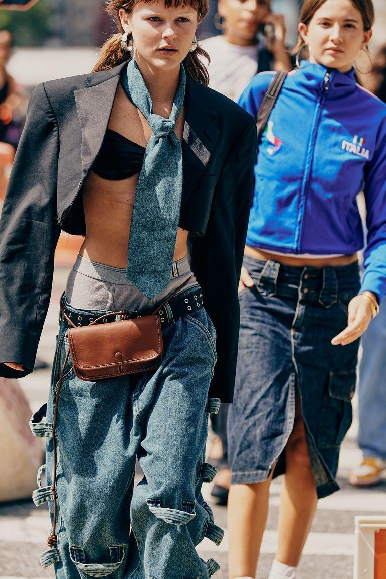 Quần jeans baggy và cravat jeans cực to đầy phá cách.