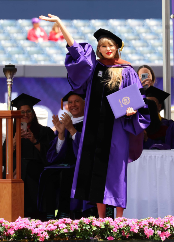 Taylor thực hành điều này rất thành công, khi chọn nắm công việc ca hát của mình, thì danh hiệu Tiến sĩ cô không ngại đùa với nói một chút gọi là "bác sỹ". Taylor thực hành điều này rất thành công, khi chọn nắm công việc ca hát của mình, thì danh hiệu Tiến sĩ cô không ngại đùa với nói một chút gọi là "bác sỹ".