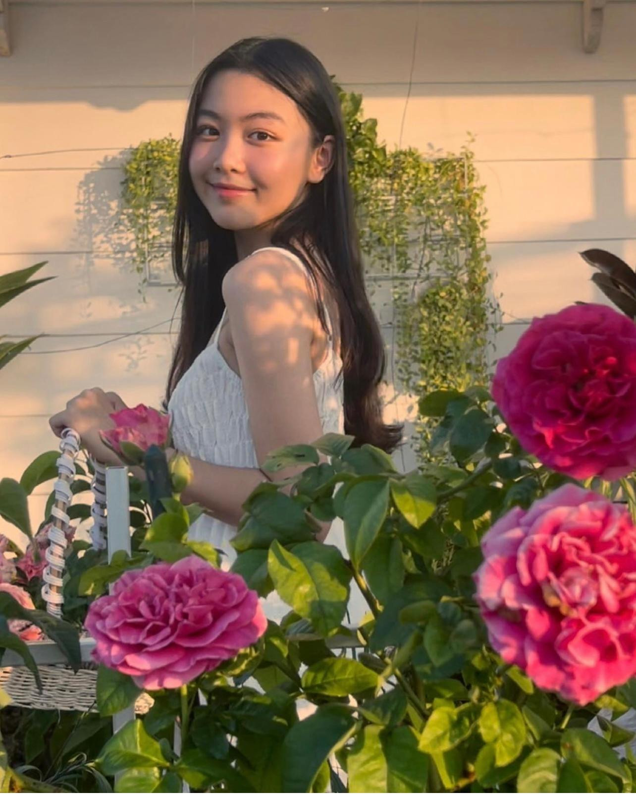 Bí quyết chụp với hoa xinh mà không sến là chọn trang phục đơn giản, make up nhẹ nhàng.