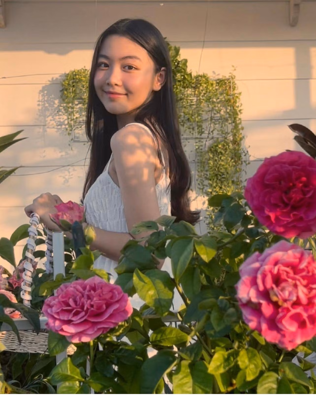 Bí quyết chụp với hoa xinh mà không sến là chọn trang phục đơn giản, make up nhẹ nhàng.