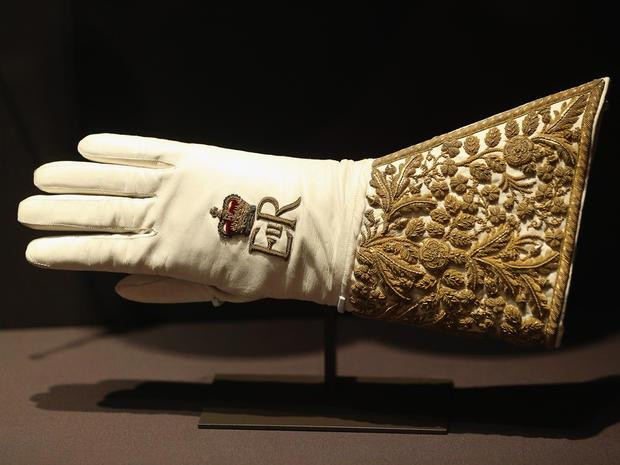 Găng tay thêu chỉ vàng của lễ phục. Găng tay thêu chỉ vàng của lễ phục.