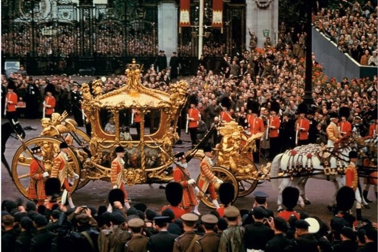 Sự kiện Hoàng gia đầu tiên của Anh được truyền hình trực tiếp. Sự kiện Hoàng gia đầu tiên của Anh được truyền hình trực tiếp.