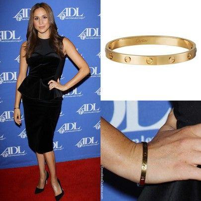 Vòng tay Cartier Love Bracelet 6.900 USD (161,7 triệu đồng) Megan từng đeo rất nhiều lần, đeo lẻ hoặc mix cùng nhiều vòng khác.