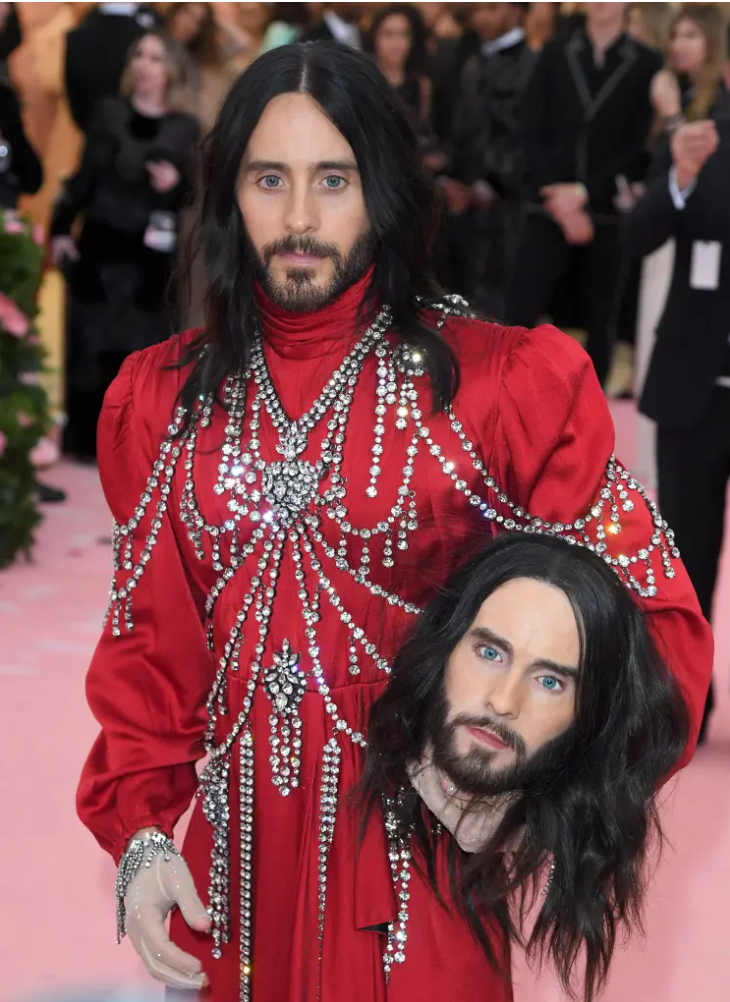 Jared Leto xách &quot;thủ cấp&quot; cho chủ đề &quot;Camp&quot; năm 2019.