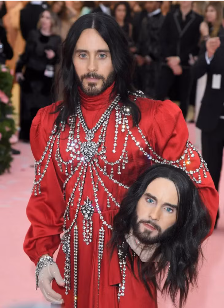 Jared Leto xách "thủ cấp" cho chủ đề "Camp" năm 2019. Jared Leto xách "thủ cấp" cho chủ đề "Camp" năm 2019.