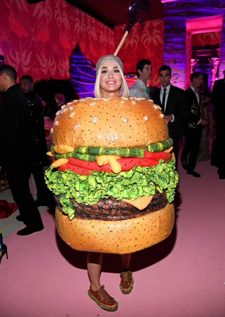 Katy Perry mặc bánh Hambuger năm 2019 và không dễ dàng khi đi vệ sinh.