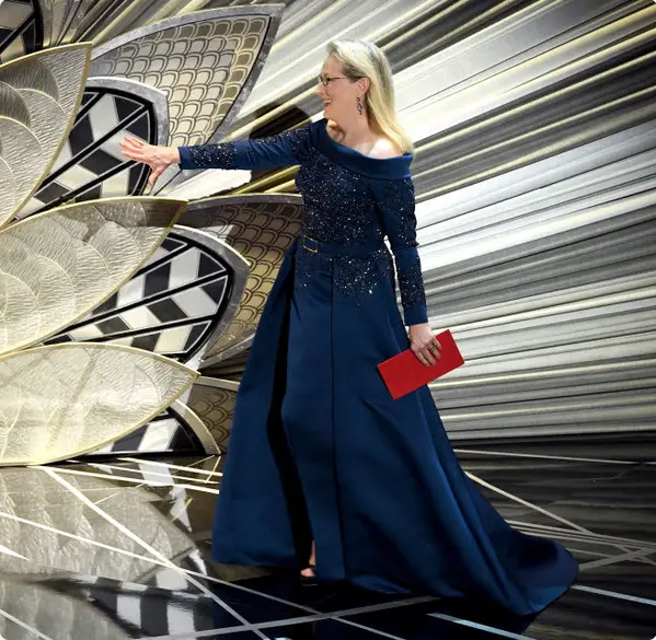 Thật ra đây cũng là cuộc chiến ngầm giữa Chanel và Elie Saab. Thật ra đây cũng là cuộc chiến ngầm giữa Chanel và Elie Saab.