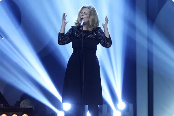 Adele phản pháo rất mạnh mẽ khi bị chê bai ngoại hình. Adele phản pháo rất mạnh mẽ khi bị chê bai ngoại hình.