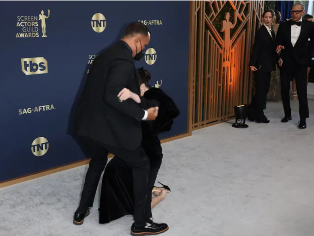 Nhìn chân Selena xem, hẳn đây là cú ngã rất đau vì đôi giày Louboutin phản chủ. Nhìn chân Selena xem, hẳn đây là cú ngã rất đau vì đôi giày Louboutin phản chủ.