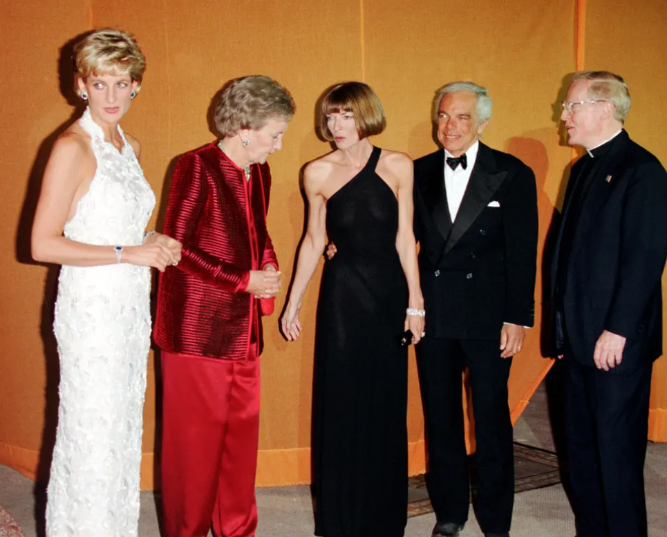 Anna Wintour dự tiệc tại Nhà Trắng tháng 9/1996 với Công nương Diana và nhà thiết kế Ralph Lauren (đứng cạnh bà).