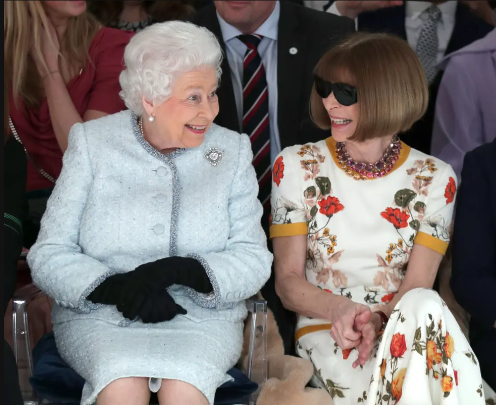 Năm 2017, Anna Wintour đã được Nữ hoàng Anh phong tước Dame (ngang với tước Hiệp sĩ của nam giới) vì những cống hiến của bà cho ngành thời trang và truyền thông.