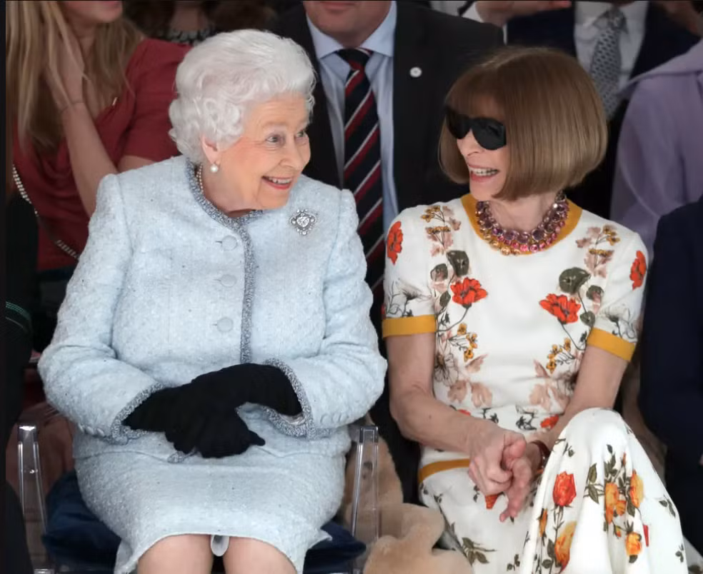 Năm 2017, Anna Wintour đã được Nữ hoàng Anh phong tước Dame (ngang với tước Hiệp sĩ của nam giới) vì những cống hiến của bà cho ngành thời trang và truyền thông.