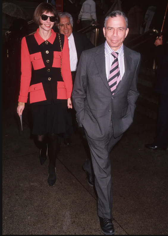 Năm 1989, trong một sự kiện, Anna đeo kính đen kết hợp cùng áo khoác YSL như một tuyên ngôn về quyền lực khi đi cùng ông trùm tạp chí SI Newhouse.