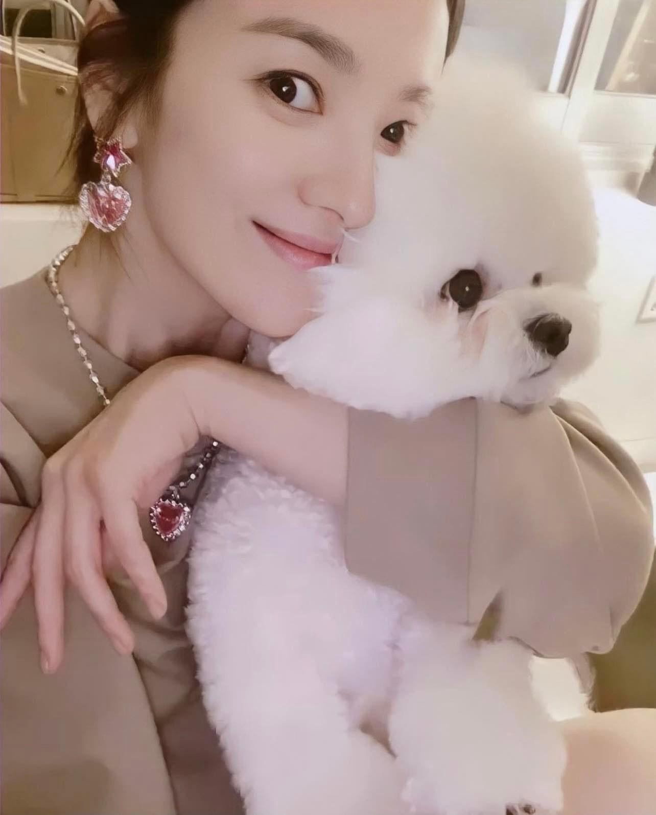 Song Hye Kyo thích thú đeo trang sức này suốt buổi tiệc và sau đó selfie với cún cưng.