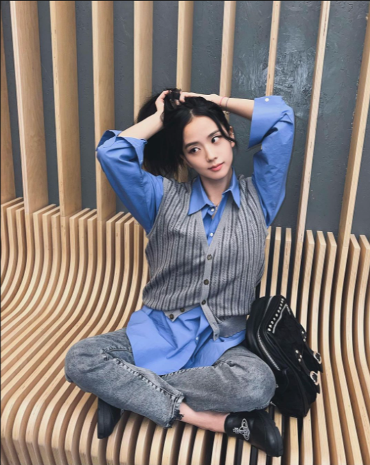 Ngay cả trang phục đời thường, Jisoo mang đến cảm giác dễ chịu về thời trang, đẹp mà không cần cố gắng.