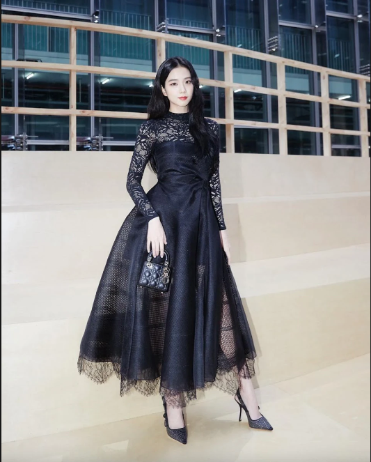 Mái tóc đen, thần thái trâm anh thế phiệt bẩm sinh khiến Jisoo vô cùng hợp với nhà mốt Dior.