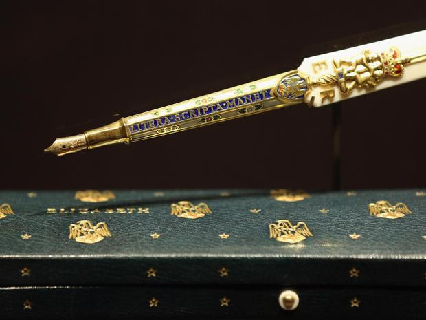 Bút để Nữ hoàng sử dụng khi đăng quang. Bút để Nữ hoàng sử dụng khi đăng quang.