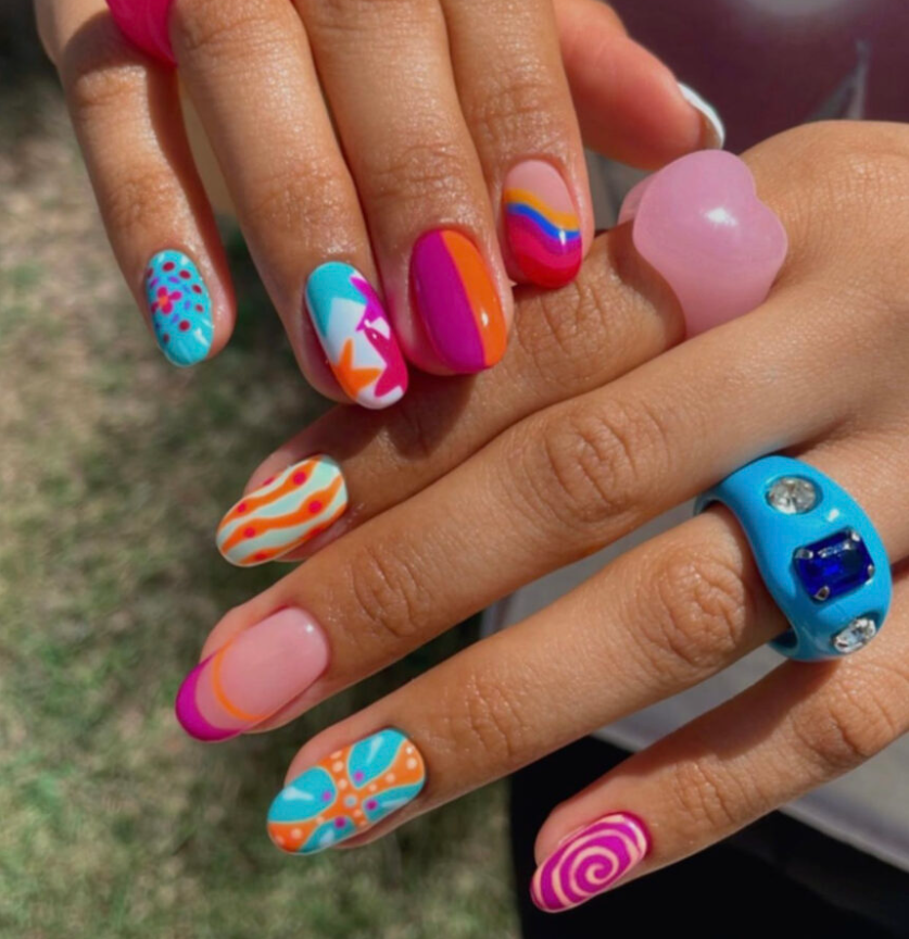 Bộ móng tay nhiều màu cầu kỳ này cho bạn tha hồ khoe những em nhẫn plastic yêu thích.
