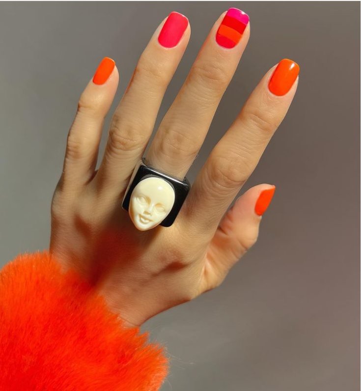 Bạn có thể kết hợp cam - đỏ - hồng để có mẫu nail thật nổi.