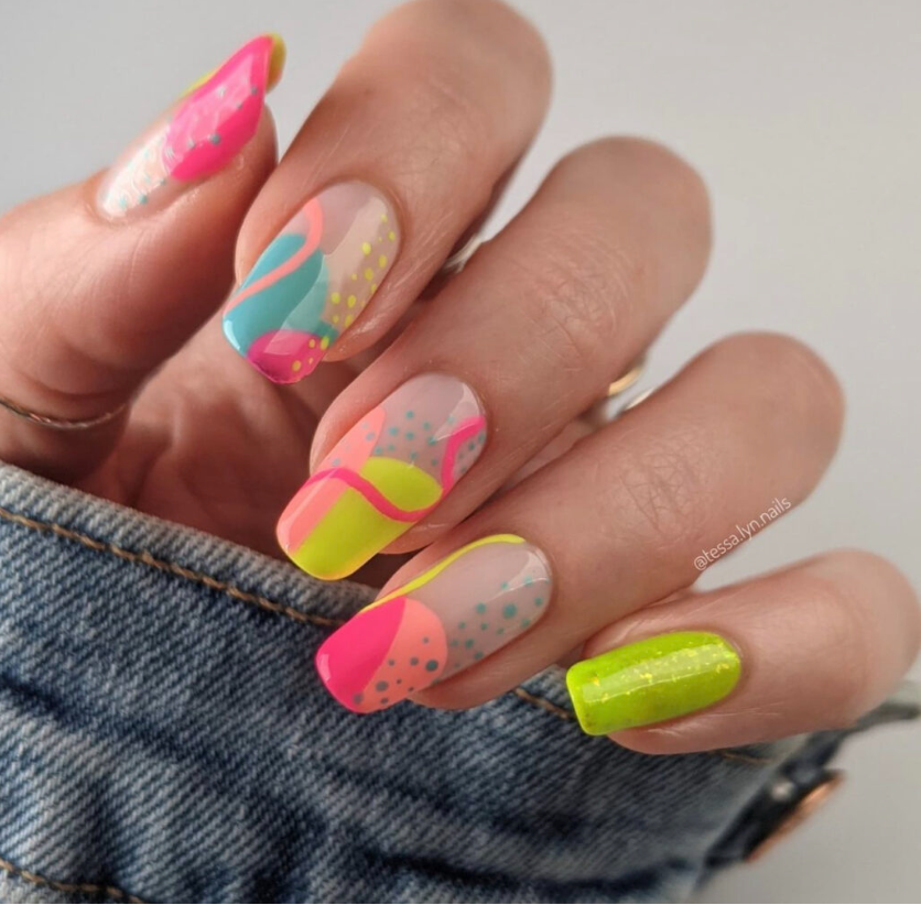 Chỉ có mùa hè mới có thể có những bộ móng tay cực vui như này.