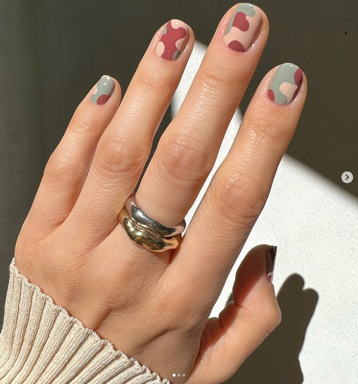 Các màu trung tính nếu tủ đồ của bạn vẫn là màu trầm.