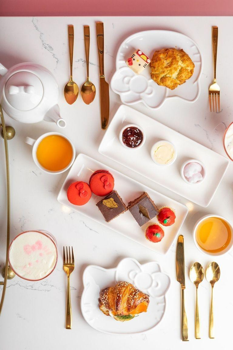 Giảm cân gì nữa tầm này, trà chiều Hello Kitty sẽ nằm trong danh sách &quot;phải đi trong đời&quot;.