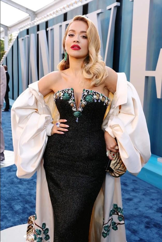 Rita Ora cũng tìm cách gây chú ý ở tiệc, nhưng đáng tiếc năm nay gu tối giản sang trọng lấn át style đính sương sa hạt lựu. Rita Ora cũng tìm cách gây chú ý ở tiệc, nhưng đáng tiếc năm nay gu tối giản sang trọng lấn át style đính sương sa hạt lựu.