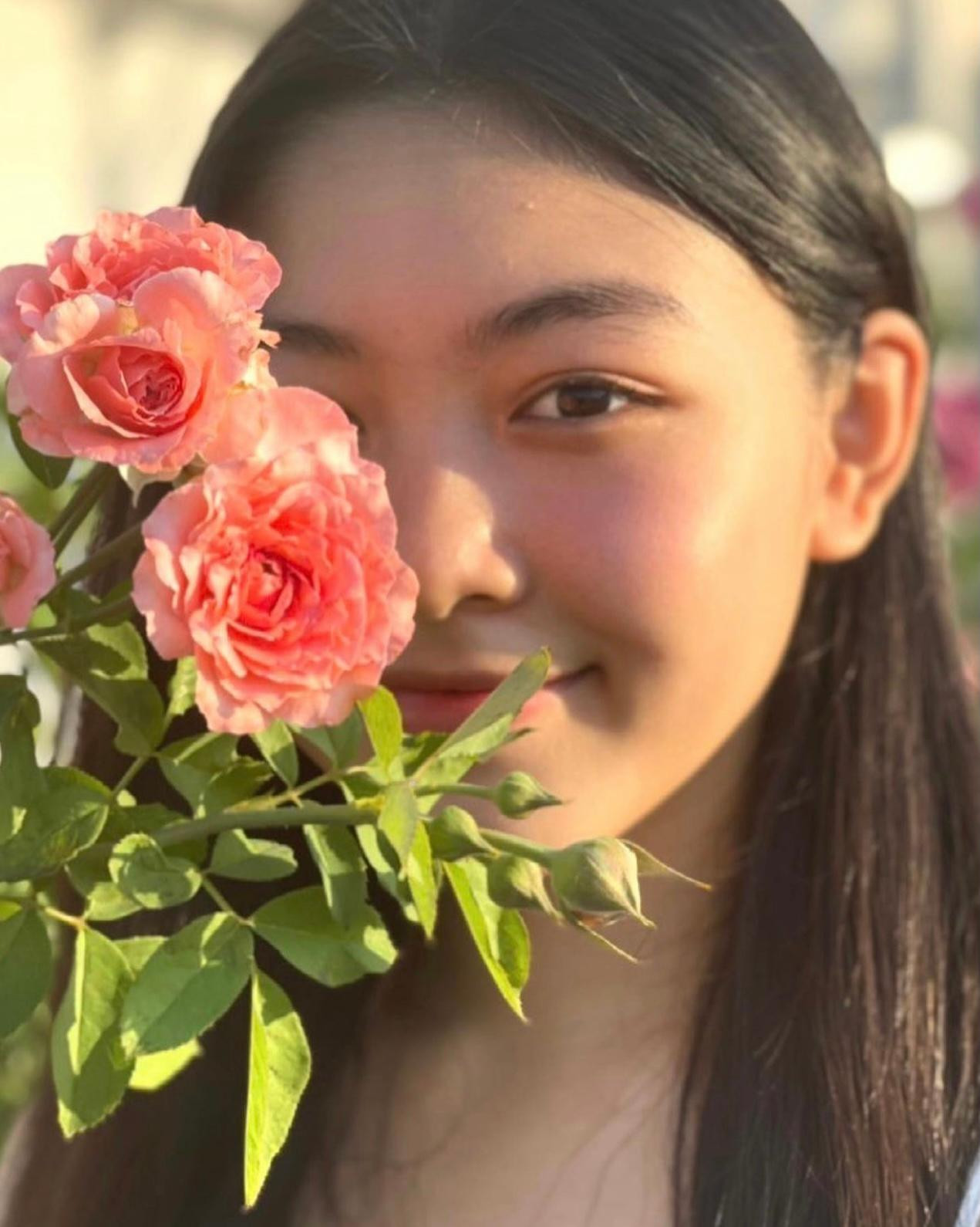 Một cô gái không đeo lens, tóc nhuộm màu... mang lại cảm giác thả lỏng cho người nhìn.