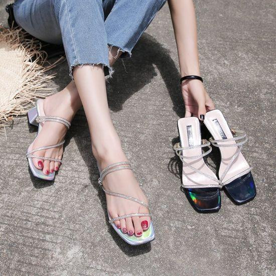 Guốc hở chân cũng khiến bạn trông cao lên so với thực tế.