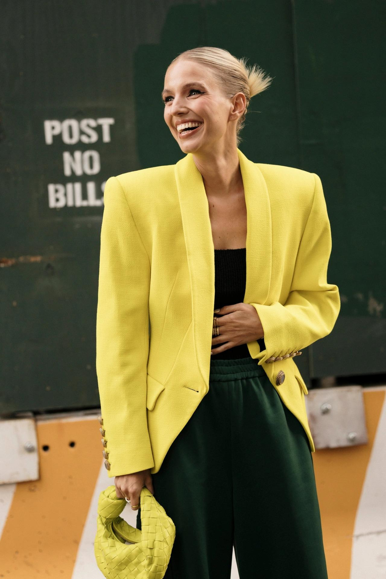 Khoác oversize màu nổi bật như vàng chanh cho nàng thích nổi bật, cá tính.