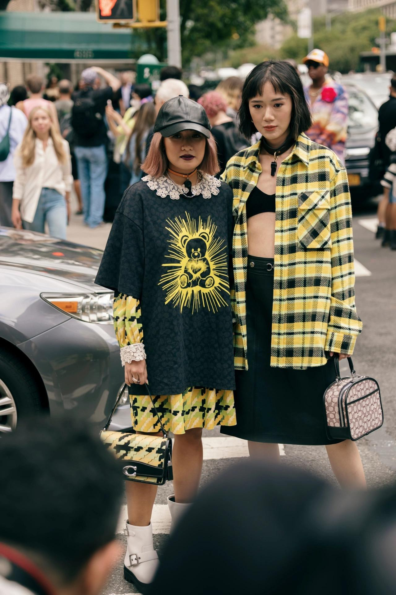 Ca rô vàng - đen là điển hình của Punk, khiến trang phục kiểu học đường thêm phần cá tính.