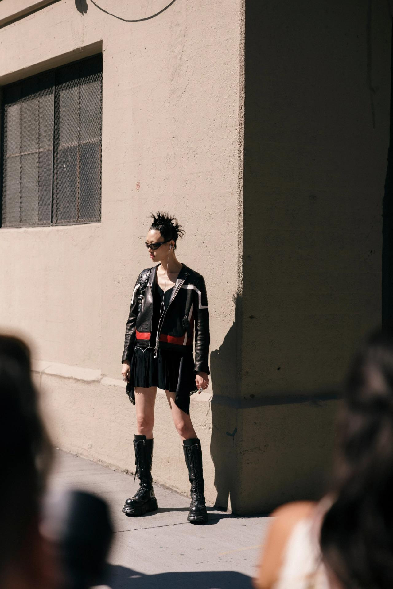 Bốt da và khoác da là khiến set đồ preepy mang màu Punk.