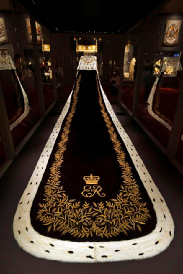 Áo choàng của Nữ hoàng cho lễ đăng quang mất 3500 giờ chế tác. Áo choàng của Nữ hoàng cho lễ đăng quang mất 3500 giờ chế tác.