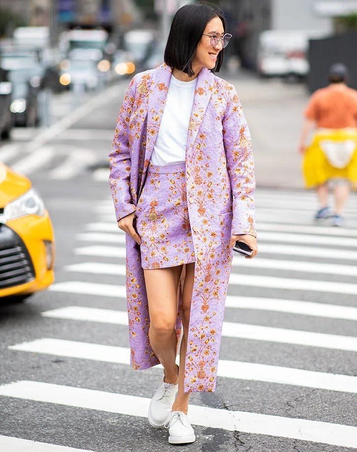 Không nhất thiết phải cùng màu hay họa tiết, chỉ cần chọn váy ngắn và khoác dài phối với nhau là &quot;auto&quot; đẹp.