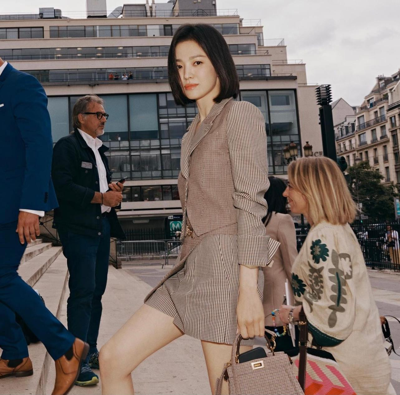 Short đi với blazer là đúng công thức muôn thuở, dưới ngắn thì trên dài.