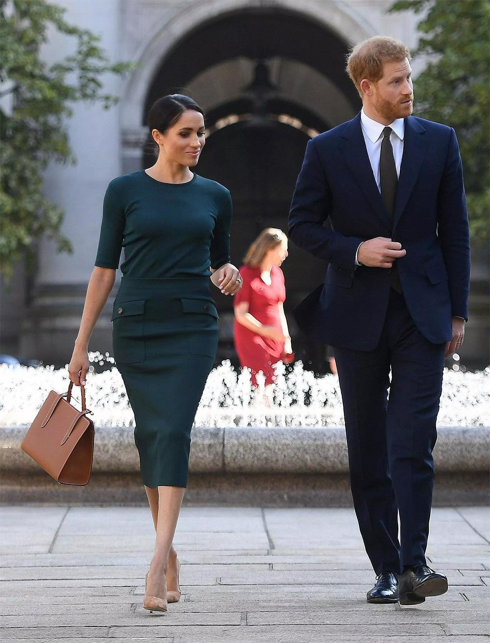 Một lần khác cũng với chiếc váy này nhưng khác màu, Meghan phối đồ tạo cảm giác nhẹ nhàng hơn với giày và túi tone nâu.