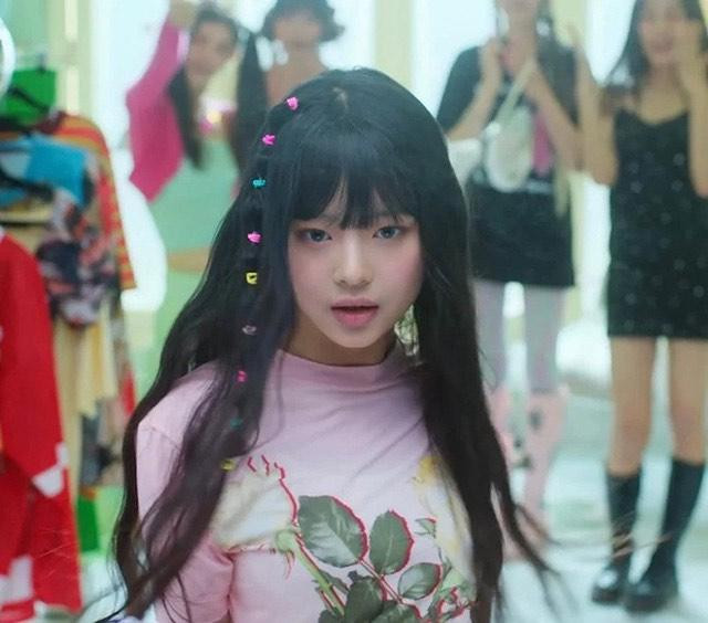 Nếu không ngại nổi bật bạn có thể thử tóc bubble braid, tóc phồng bong bóng tạo kiểu bằng thun nhiều màu.