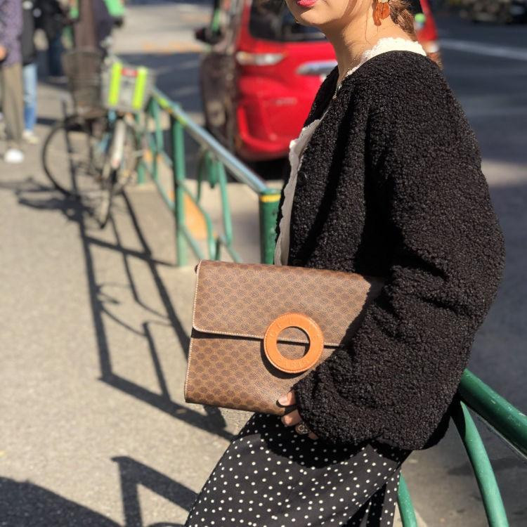 Chiếc túi này là đồ second-hand đấy, không phải mẫu mới đâu! Chiếc túi này là đồ second-hand đấy, không phải mẫu mới đâu!