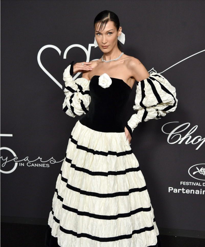 Chiếc váy Chanel 1986 được thiết kế bởi Karl Lagerfeld. Chiếc váy Chanel 1986 được thiết kế bởi Karl Lagerfeld.