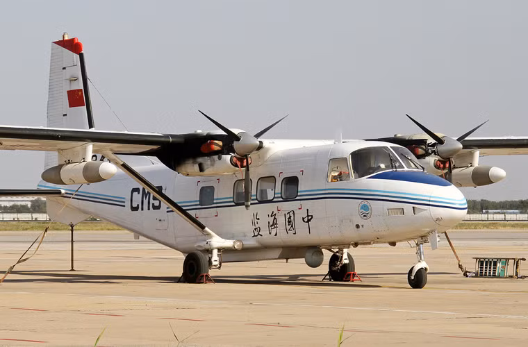 Y-12 phát triển dựa trên khung thân cơ sở máy bay Y-11 với một số cải tiến ở phần cánh và thân máy bay.