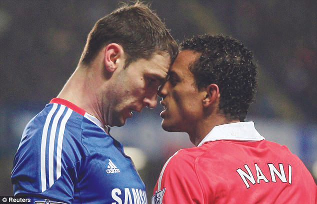 Cuộc đối đầu Manchester United-Chelsea luôn căng thẳng. Ảnh: Reuters. Cuộc đối đầu Manchester United-Chelsea luôn căng thẳng Ảnh: Reuters