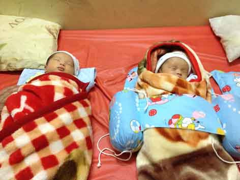 Hai cháu bé vừa sinh, khỏe mạnh