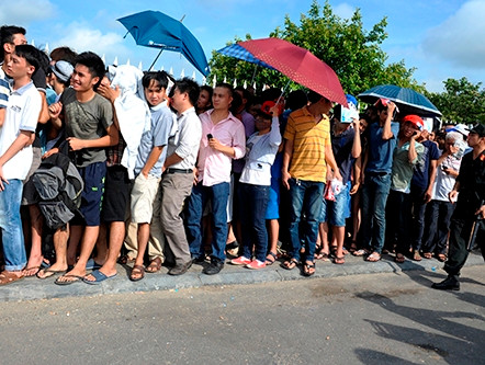 Lực lượng an ninh phải rất vất vả để kiểm soát trật tự.