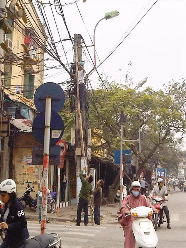 Dùng thang tre bó "rác trời" tại khu vực Kim Liên - Trung Tự, Hà Nội. Ảnh : Việt Hùng