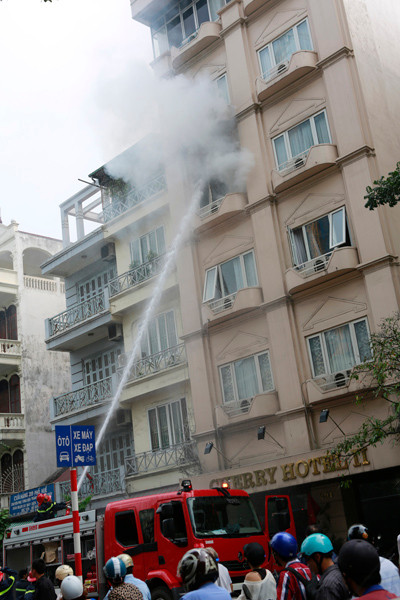 Lực lượng PCCC nỗ lực khống chế đám cháy