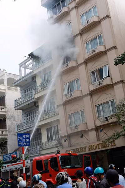 Lực lượng PCCC nỗ lực khống chế đám cháy