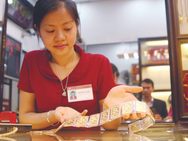 Giá vàng trong nước hôm qua giảm, dù giá thế giới tăng, do tác động từ chính sách mới của NHNN. Ảnh: Minh Đức. Giá vàng trong nước hôm qua giảm, dù giá thế giới tăng, do tác động từ chính sách mới của NHNN. Ảnh: Minh Đức