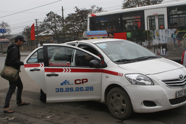 Trời lạnh, một sinh viên chọn taxi để về phòng trọ